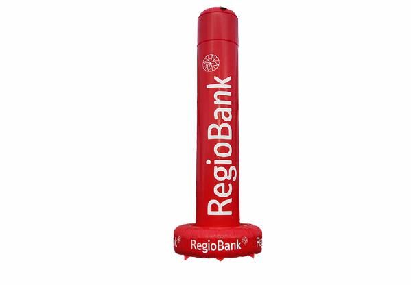 Grote opblaasbare pilaar op maat gemaakt voor regiobank door jb inflatables